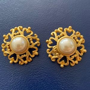 Vintage 80’s Goldtone and Pearl Earrings